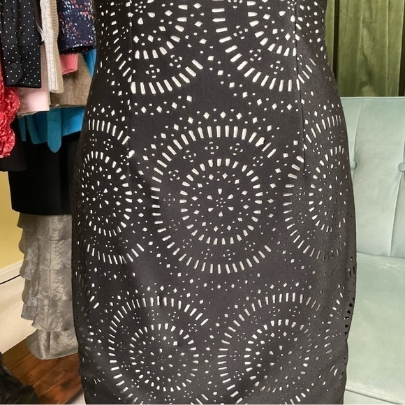 EUC White House Black Market Black And White Sheath Dress Size 0 - Picture 5 of 5